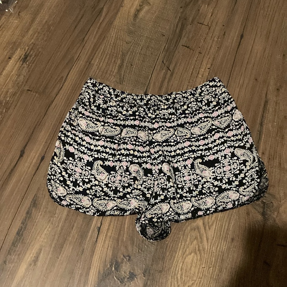 Patrons of peace Floral Black and White Women's Shorts size small